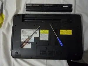 NEC VersaProノートパソコン　バッテリーをはずしす