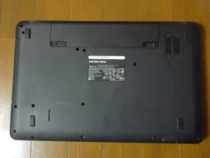 DELL　INSPIRON M503　底面のネジを外す