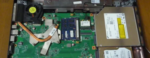 DELL　INSPIRON M503上部プラスチックのふたを外した状態