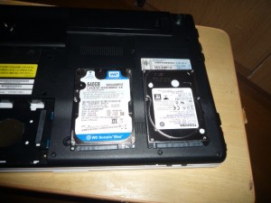 VAIO VPCEH　左が既存のハードディスク　右が新しく取り付けるハードディスク