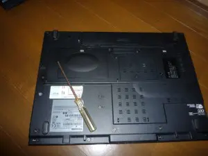 dybabook satelliteK31 ネジを一つ外す