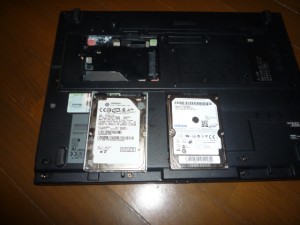 dybabook satelliteK31　左が既存のハードディスク　右が中古の新しいく取り付けるハードディスク