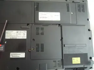 FMV-A6260　ネジを外した後カバーを下方向にスライド