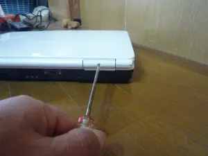 ヒンジ　ねじ２本を外す