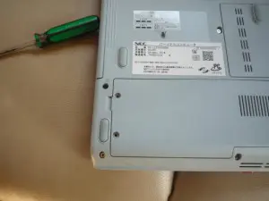 裏面に左したの位置にハードディスクが収められています。