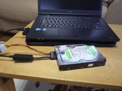 USBケーブルをハードディスクにつなぎます。