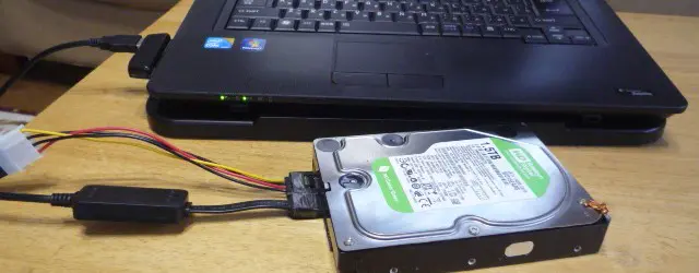 USBケーブルをハードディスクにつなぎます。
