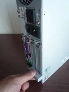 裏面下側をつかむ