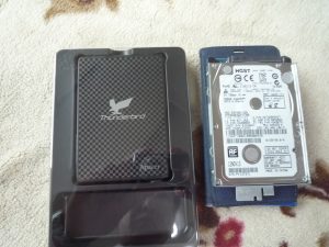 左　新SSD 右　旧ハードディスク