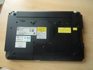 ノートパソコンの裏面から作業を開始