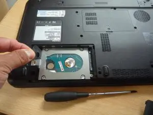 セロファンをつまんでハードディスクを外す