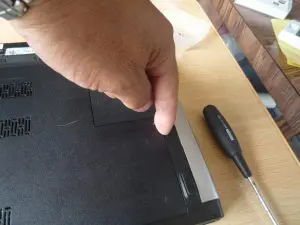 クボミに爪を引っ掛ける