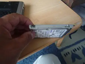 カバーからハードディスクを取り出す