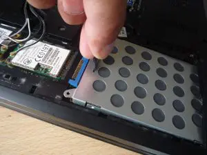 ハードディスクをつまんで外す