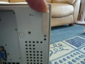 パソコン後ろ上部のボタンを下側にスライドしている
