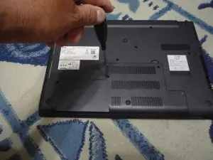 裏面のカバーのネジを外す