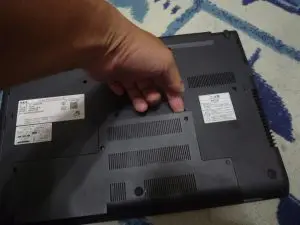 爪でひっかけてカバーを外している最中