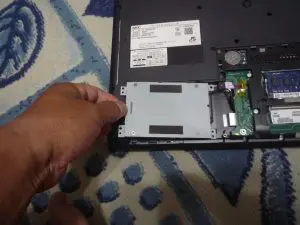 ハードディスクをスライドさせて取り外している最中