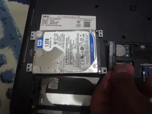 ハードディスクをパソコン本体から取り出した写真