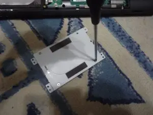 ハードディスクについているマンターを外している最中の写真