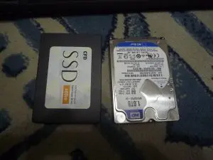 クローンしたSSDと本体から取り出した既存のハードディスクの写真