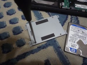 ハードディスクから外したマウンターをSSDに取り付けている最中の写真