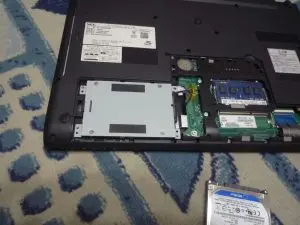 クローン後 ハードディスクから外したマウンターを取り付けて パソコン本体に取り付けた写真