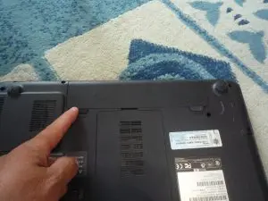 バッテリーを外している最中の写真