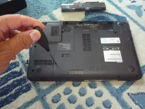 裏面カバーのなネジを外している写真