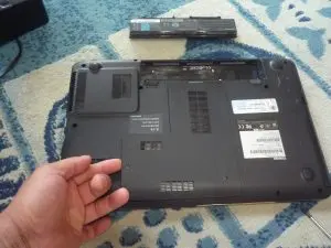 ツメをひっかけてカバーを外しているし写真