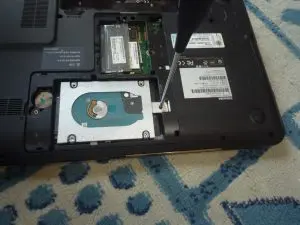 ハードディスクを固定しているネジを外している最中の写真