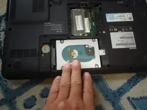 ハードディスクをスライドさせて取り外している最中の写真