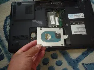 ハードディスクを浮かせて取り外している最中の写真