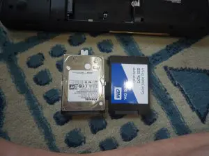 取り外したハードディスクと新品のSSDの写真