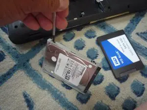 ハードディスクについているマウンターを外している最中