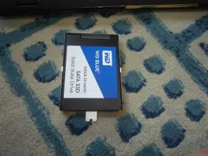 ハードディスクから外したマウンターをSSDに取り付けた写真