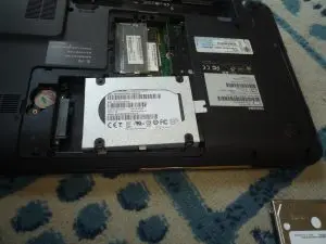 マウンターを付けたSSDをパソコン本体に収めている写真