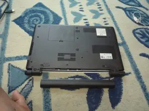 パソコンを裏返しにして　バッテリーをはずした写真