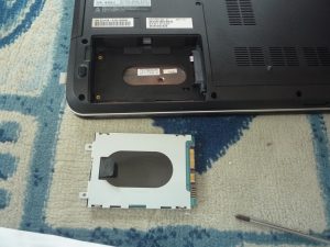 パソコン本体よりマウンター事、取り出したハードディスクの写真