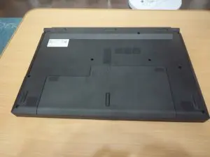 パソコンを裏返している写真