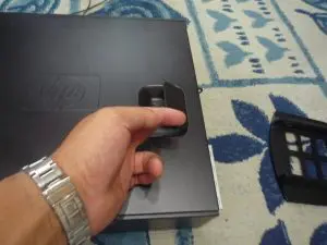 パソコンを寝かせて サイドパネルのオープンレバーを引いている写真