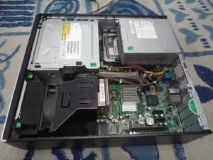 サイドパネルを外して中身をオープンにしている写真