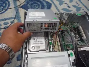 レバーを引いて電源boxを持ち上げている写真