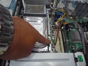 ボタンを押してハードディスクを外している写真