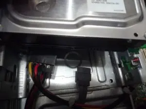 ハードディスクから電源ケーブルとSーATAケーブルを外している写真