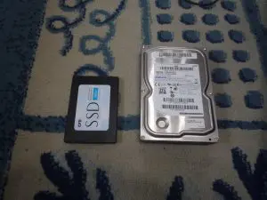 パソコン本体から取り出したハードディスクと新しく取り付ける起動ドライブにするSSDの写真