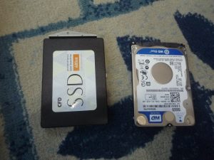 新しいSSDと既存のハードディスクの写真