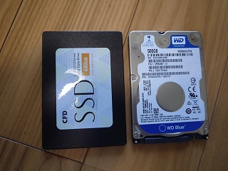 新品のSSDと既存のハードディスクの写真