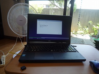 SSDを新しく取り付けたパソコンにWindows10をインストールしている写真