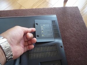 メモリーカバーを外している写真